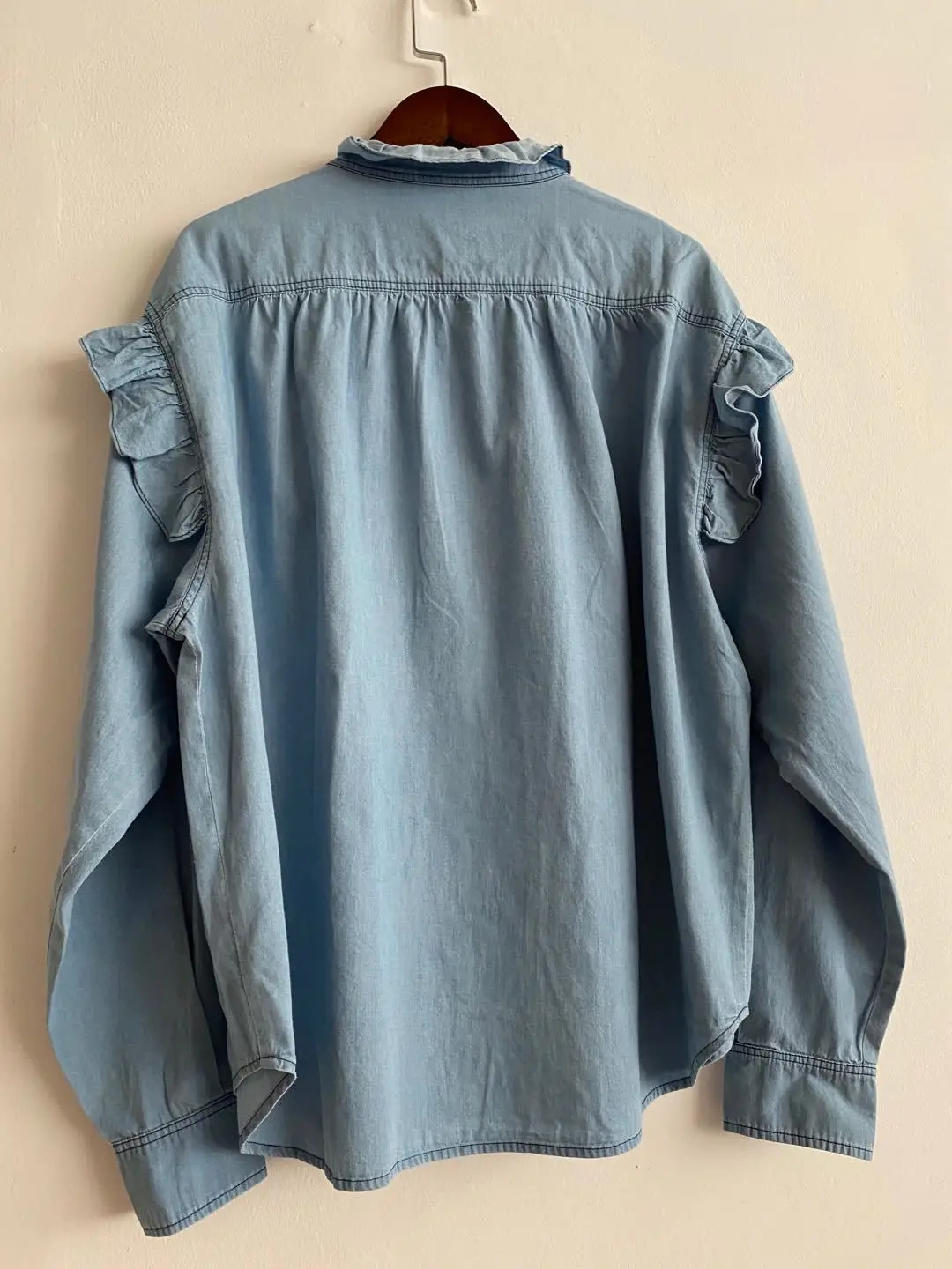 2020 new fall and winter standing collar ruffle lace denim shirt female blouse
2020 new fall and winter standing collar ruffle lace denim shirt female blouse