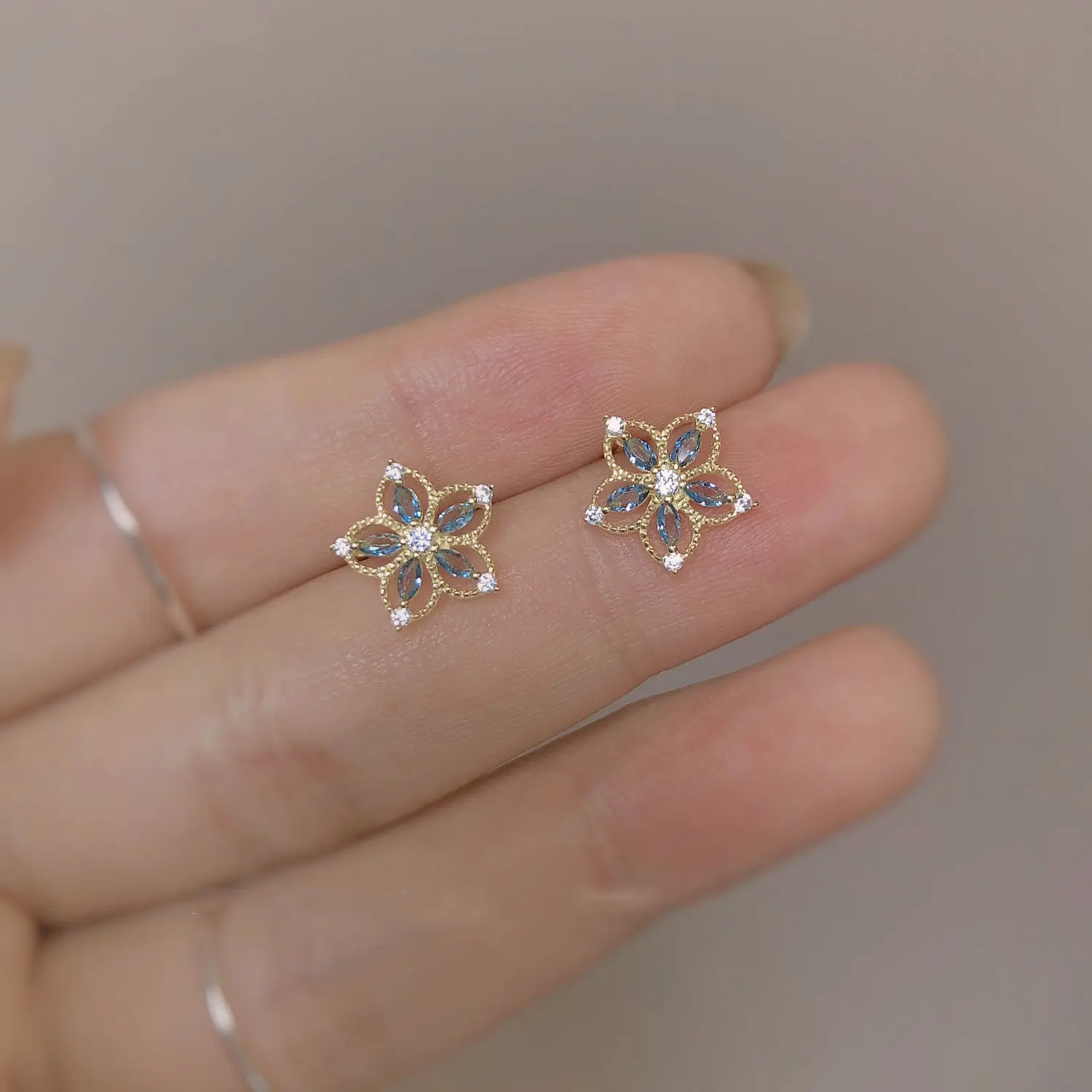 Designer original new blue gold rim inlaid orchid earrings hollow flowers luxury exquisite charm ladies silver jewelry
Designer original new blue gold rim inlaid orchid earrings hollow flowers luxury exquisite charm ladies silver jewelry