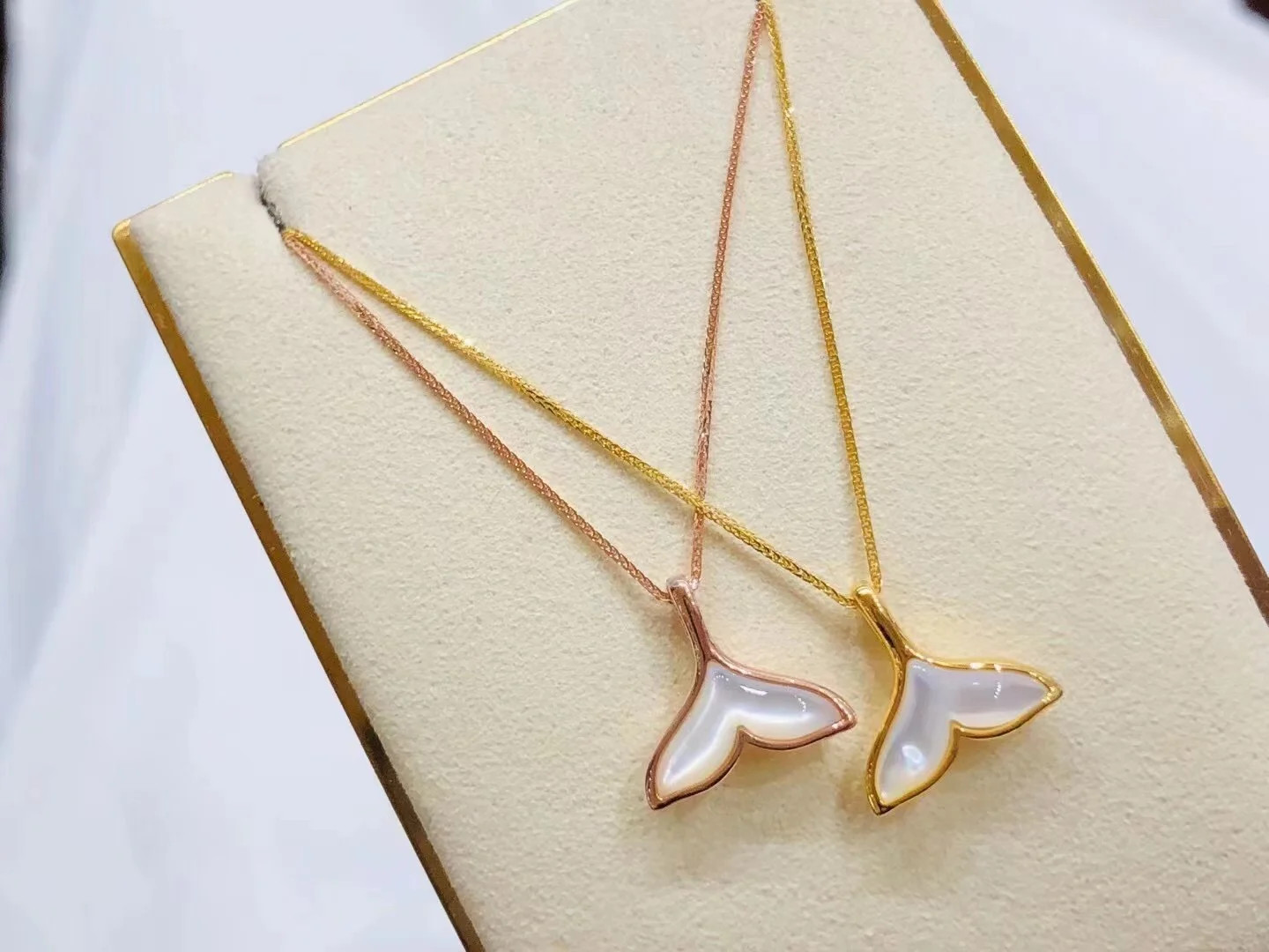 Ожерелье в стиле Ins из настоящего 18-каратного золота с натуральными белыми фритильонами, женское ожерелье с цепочкой AU750 для палочек, оригин... 
Ожерелье в стиле Ins из настоящего 18-каратного золота с натуральными белыми фритильонами, женское ожерелье с цепочкой AU750 для палочек, оригин...