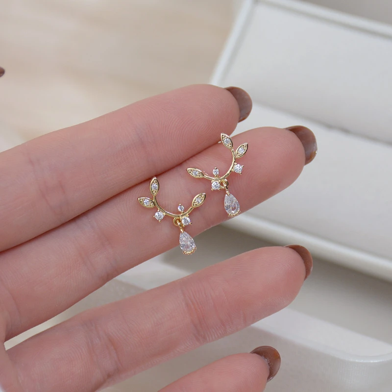14K Real Gold S Needle Exquisite Micro-inlaid Zircon Drop Leaf Shape Stud Earrings for Women Cubic Zircon ZC Earrings
14K Real Gold S Needle Exquisite Micro-inlaid Zircon Drop Leaf Shape Stud Earrings for Women Cubic Zircon ZC Earrings