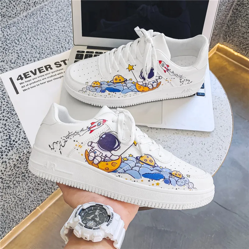 Fishing Cat Anime Man Skateboard Shoes White Comfort Hard-Wearing Casual Sneakers All-Match Shoes Happy Planet Pattern Shoes
Fishing Cat Anime Man Skateboard Shoes White Comfort Hard-Wearing Casual Sneakers All-Match Shoes Happy Planet Pattern Shoes