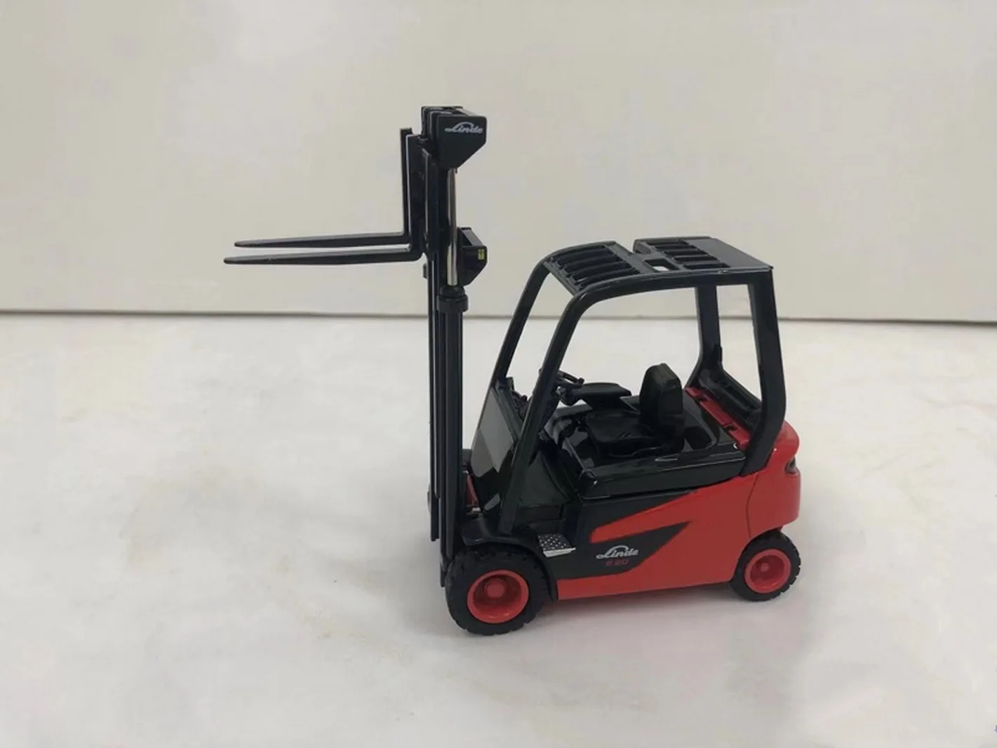 1/25 Scale Linde E30 Forklift Truck Diecast Model Collection Toy Gift NIB
1/25 Scale Linde E30 Forklift Truck Diecast Model Collection Toy Gift NIB