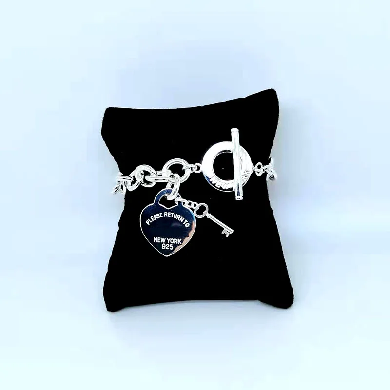 Classic Fashion Heart Shaped Card Key Round Pendant Bracelet S925 Sterling Silver Original Brand High Quality Logo Ladies Gift 
Classic Fashion Heart Shaped Card Key Round Pendant Bracelet S925 Sterling Silver Original Brand High Quality Logo Ladies Gift