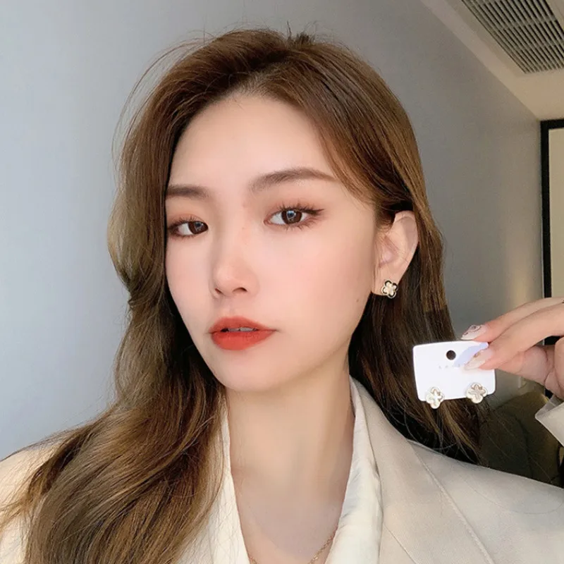 Fashion Creative Personality Four-leaf Clover Women's Romantic Gift Earrings Elegant Temperament Design Earrings Wholesale
Fashion Creative Personality Four-leaf Clover Women's Romantic Gift Earrings Elegant Temperament Design Earrings Wholesale