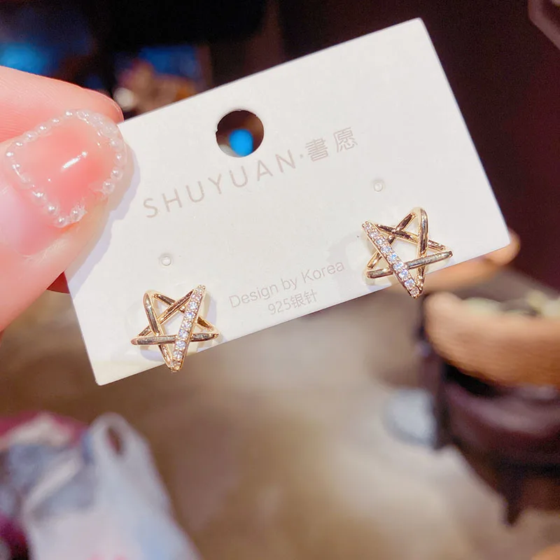 OLIRAFT 2021 Star Fashion Women Trendy Stud Earrings Korean Simple Hollow Five Star Earrings Small Simple Elegant Jewelry
OLIRAFT 2021 Star Fashion Women Trendy Stud Earrings Korean Simple Hollow Five Star Earrings Small Simple Elegant Jewelry