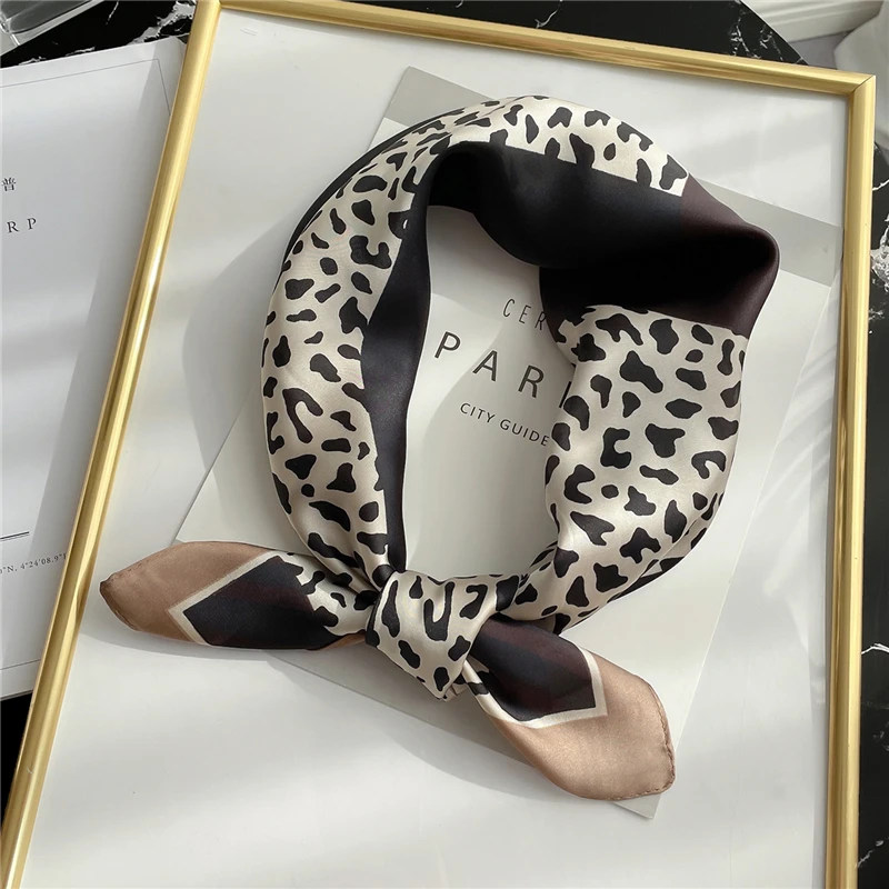 2021 Design Leopard Silk Square Scarf Women Hair Bands Hijab Foulard Neckerchief Fashion Shawl Wrap Bandana Female Kerchief New
2021 Design Leopard Silk Square Scarf Women Hair Bands Hijab Foulard Neckerchief Fashion Shawl Wrap Bandana Female Kerchief New