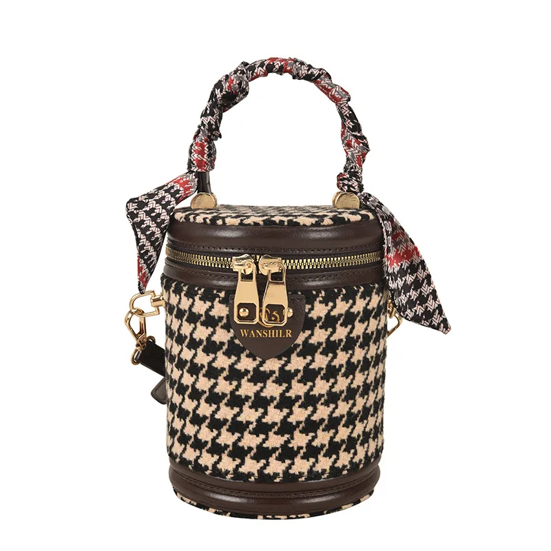 New Winter Leopard Plover Case Bucket Han Edition Personality Trend Single Shoulder Bag Leisure Bag Scarves Cylinder Package
New Winter Leopard Plover Case Bucket Han Edition Personality Trend Single Shoulder Bag Leisure Bag Scarves Cylinder Package