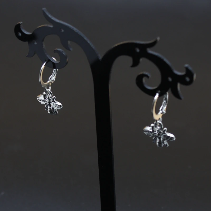 New Cute Little Bee Pendant Earrings Insect Bee Earrings and Charming Female Fashion Jewelry Earrings
New Cute Little Bee Pendant Earrings Insect Bee Earrings and Charming Female Fashion Jewelry Earrings