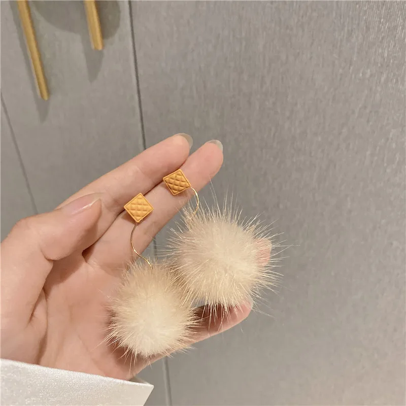 Korean Cute Small Fluffy Mink Fur Hairball Drop Earrings For Women Party Jewelry Accessories Fashion Pom Pom Dangle Earring Gift
Korean Cute Small Fluffy Mink Fur Hairball Drop Earrings For Women Party Jewelry Accessories Fashion Pom Pom Dangle Earring Gift