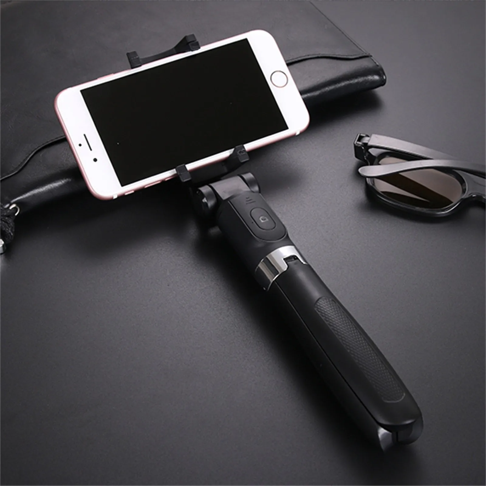Universal phone tripod stand Camera Mini Octopus Selfie Stick With Wireless Controller 4 stages 700mm for iPhone Huawei xiaomi
Universal phone tripod stand Camera Mini Octopus Selfie Stick With Wireless Controller 4 stages 700mm for iPhone Huawei xiaomi