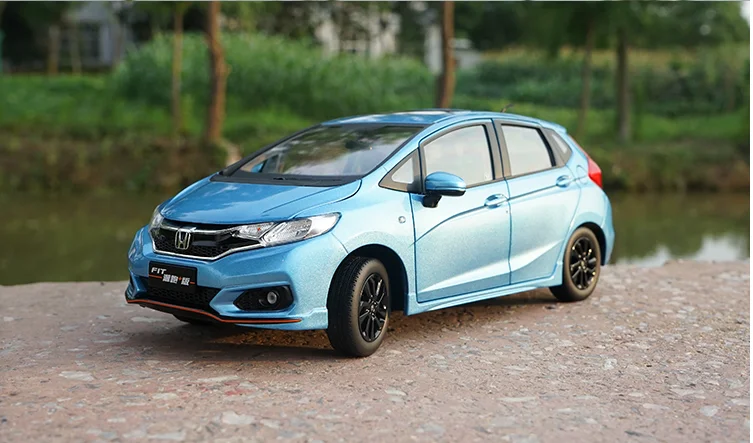 Original factory authentic 1:18 Honda FIT 2018 sport Jazz blue hatchback diecast car model for gift, toys, collection
Original factory authentic 1:18 Honda FIT 2018 sport Jazz blue hatchback diecast car model for gift, toys, collection