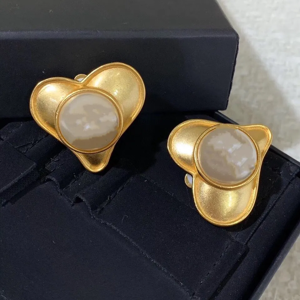 Fashion vintage gold color heart pearl clip Earrings signature name famous brand Party Women Jewelry
Fashion vintage gold color heart pearl clip Earrings signature name famous brand Party Women Jewelry