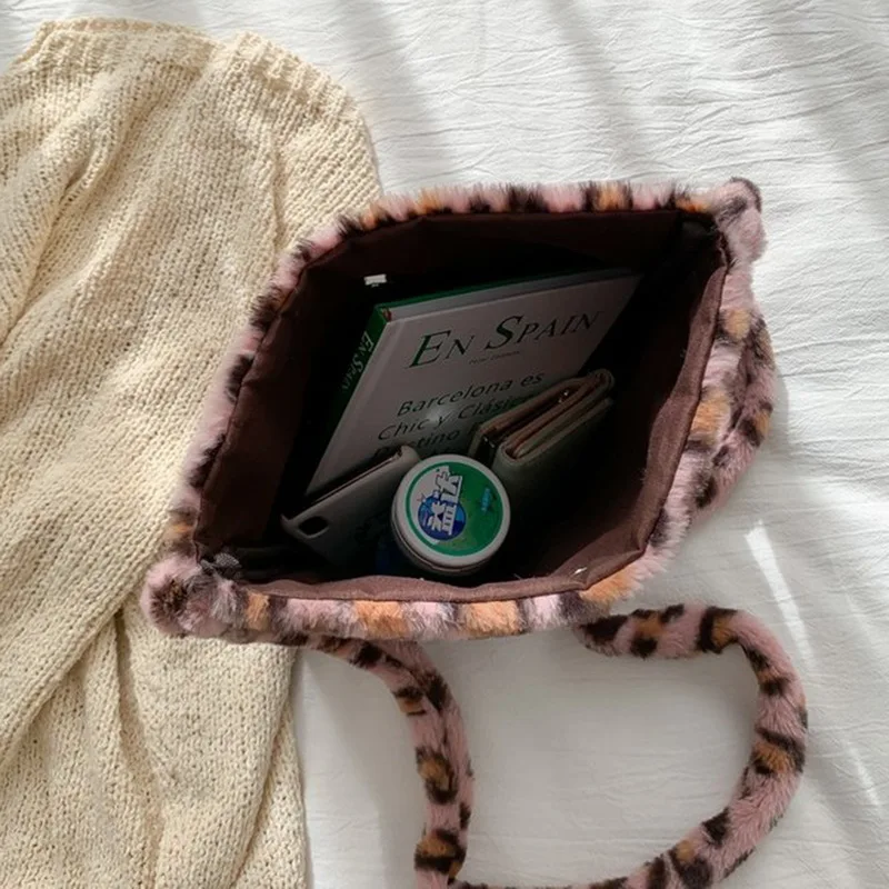New Fashion Ladies Chain Handbags Plush Shoulder Bags For Women Winter Female Large Capacity Messenger Bag Soft Warm Fauxfur Bag
New Fashion Ladies Chain Handbags Plush Shoulder Bags For Women Winter Female Large Capacity Messenger Bag Soft Warm Fauxfur Bag