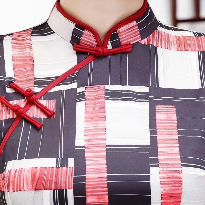 Fashion Single-Layer Lattice Modified Silk Cheongsam Short Sleeve Heavy Retro Stand-Up Collar Slim Cheongsam Modern Qipao
Fashion Single-Layer Lattice Modified Silk Cheongsam Short Sleeve Heavy Retro Stand-Up Collar Slim Cheongsam Modern Qipao