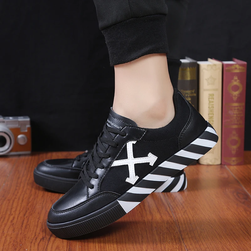 New casual shoes for men and women in autumn and winter 2021. Comfortable and casual Joker flat shoes 36-45 couples.
New casual shoes for men and women in autumn and winter 2021. Comfortable and casual Joker flat shoes 36-45 couples.