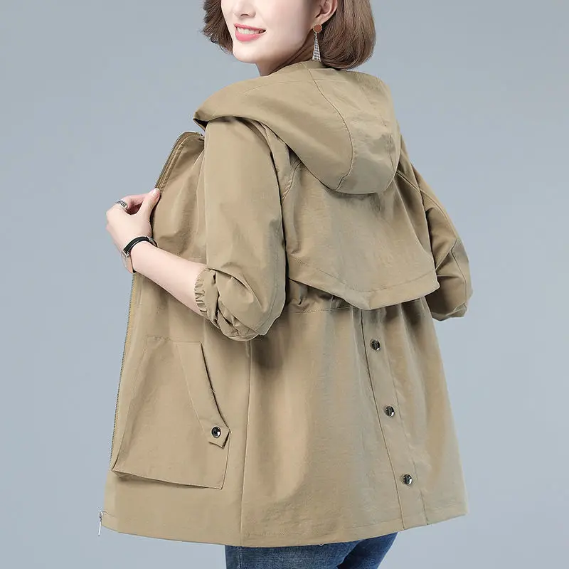 2021 Spring Autumn Middle-aged Mothers Trench Coat Hooded Loose Plus size Women Outerwear Khaki Female Short Zipper Windbreaker
2021 Spring Autumn Middle-aged Mothers Trench Coat Hooded Loose Plus size Women Outerwear Khaki Female Short Zipper Windbreaker