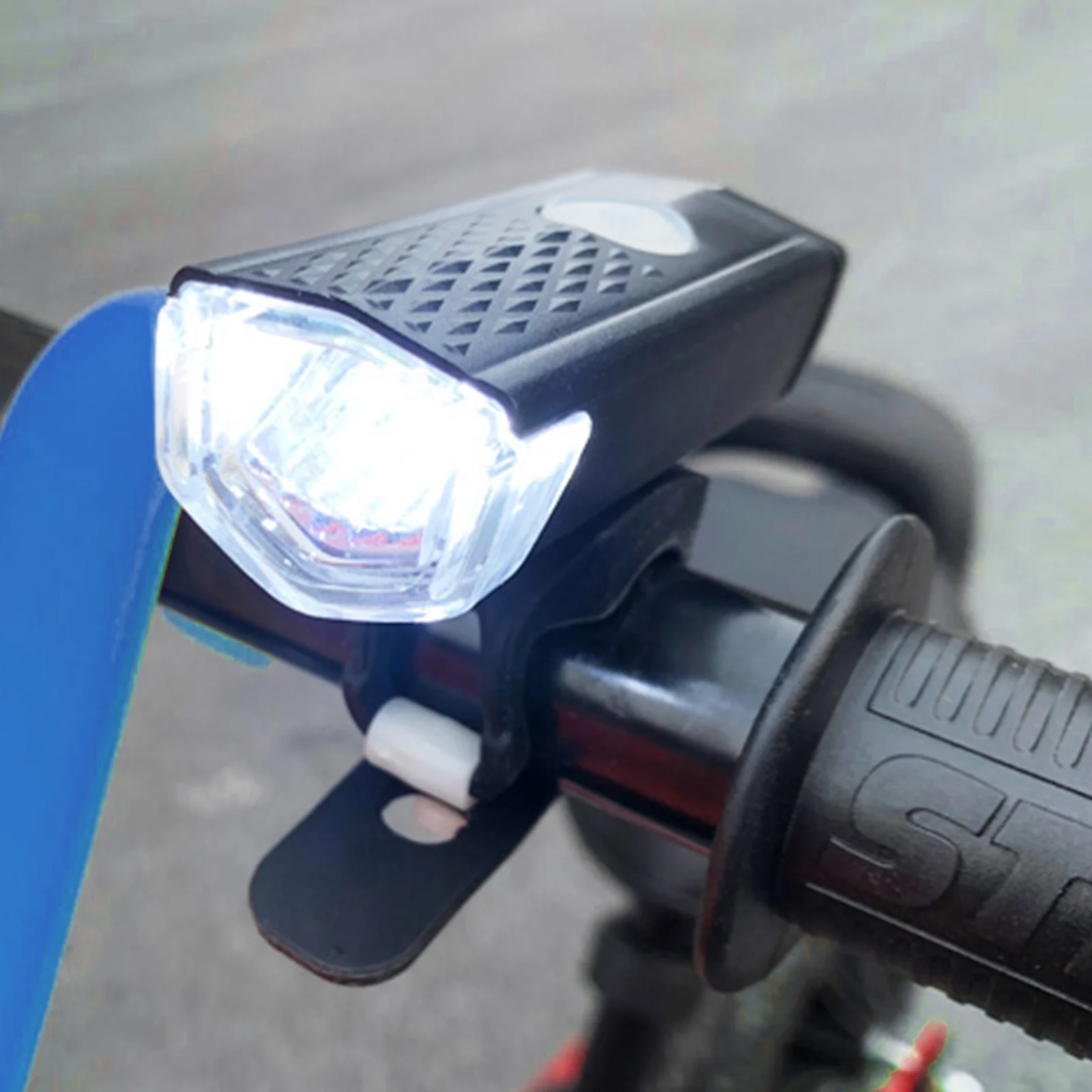 Bicycle Light Waterproof USB Rechargeable Front Headlight LED Bike Lights 300 Lumen 3 Mode Cycling Lamp Handlebar Flashlight
Bicycle Light Waterproof USB Rechargeable Front Headlight LED Bike Lights 300 Lumen 3 Mode Cycling Lamp Handlebar Flashlight