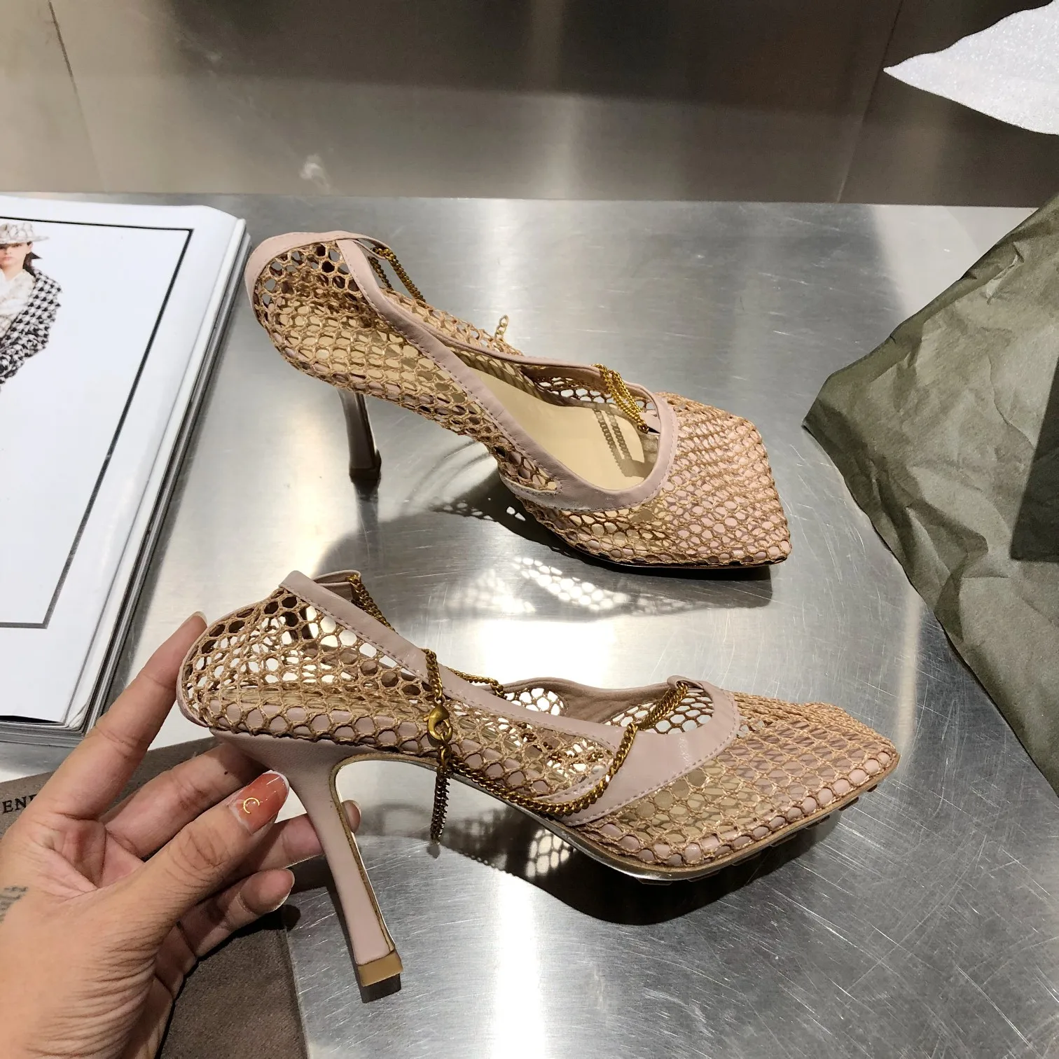 Hot 2021 Black Sexy Metal Chain Hollow High Heel Woman Pumps Square Toe New Arrival Slip-On Fashion Designer Brand Shoes
Hot 2021 Black Sexy Metal Chain Hollow High Heel Woman Pumps Square Toe New Arrival Slip-On Fashion Designer Brand Shoes