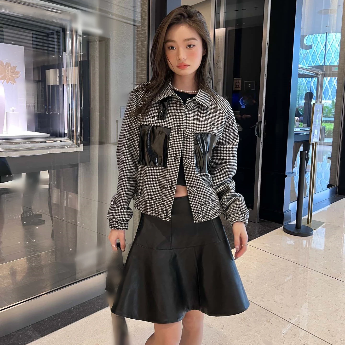 Simple and versatile houndstooth jacket, 2022 early spring new product stitching leather pocket casual jacket jacket women
Simple and versatile houndstooth jacket, 2022 early spring new product stitching leather pocket casual jacket jacket women