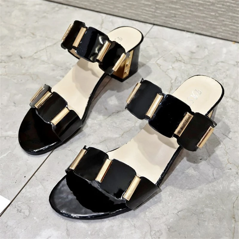 2020 summer one-shaped mid-heel metal decoration European and American thick heel ladies slippers
2020 summer one-shaped mid-heel metal decoration European and American thick heel ladies slippers