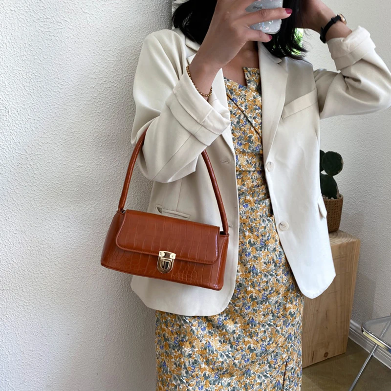 Crocodile Pattern Shoulder Bag Women 2021 Solid PU Leather Handbags Female Saddle Bag Vintage Underarm Bag Luxury Handbags Sac
Crocodile Pattern Shoulder Bag Women 2021 Solid PU Leather Handbags Female Saddle Bag Vintage Underarm Bag Luxury Handbags Sac