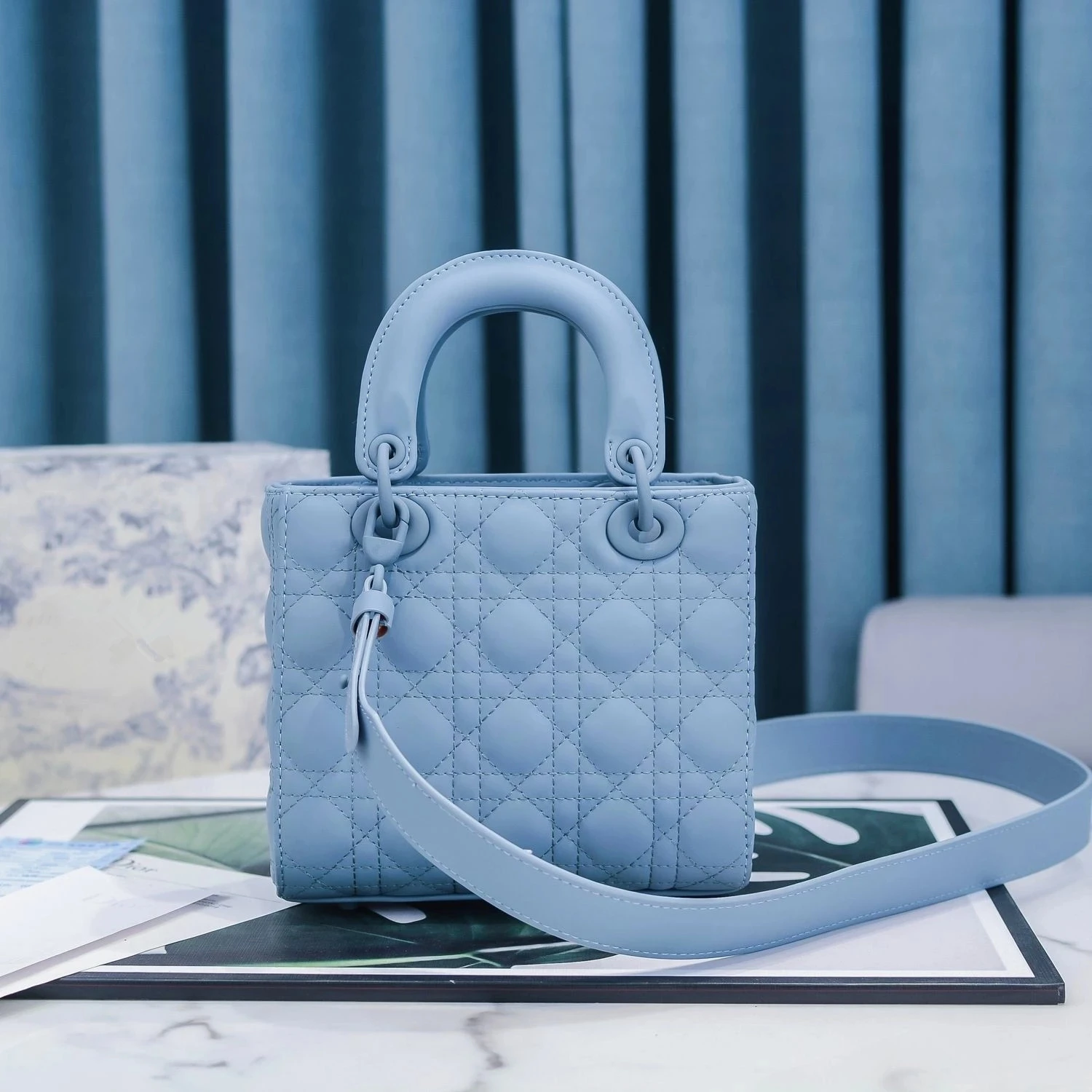 Women's bag 2021 luxury brand leather handbag messenger bag frosted diamond-shaped sheepskin chain one-shoulder fashion clutch
Women's bag 2021 luxury brand leather handbag messenger bag frosted diamond-shaped sheepskin chain one-shoulder fashion clutch
