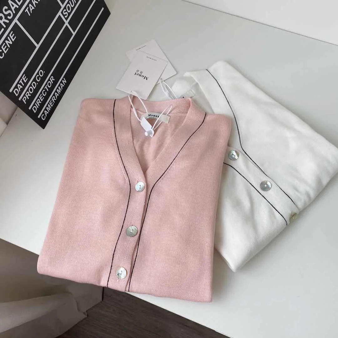 Elegant Korean Knitted Cardigan Jumpers Women Full Sleeve V-neck Single-breasted Tops Solid Loose Vintage Ladies Sweaters 2021
Elegant Korean Knitted Cardigan Jumpers Women Full Sleeve V-neck Single-breasted Tops Solid Loose Vintage Ladies Sweaters 2021
