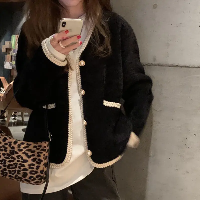 Japanese Sweet Loose Fur Coat Women Short V-neck Jacket and Coat Ladies Winter Warm Female Streetwear 2020 Outerwear Tops
Japanese Sweet Loose Fur Coat Women Short V-neck Jacket and Coat Ladies Winter Warm Female Streetwear 2020 Outerwear Tops