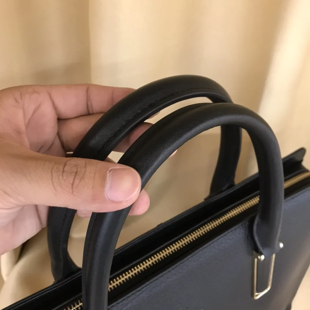 2021 new leather large capacity computer bag fashion briefcase men's handbag
2021 new leather large capacity computer bag fashion briefcase men's handbag