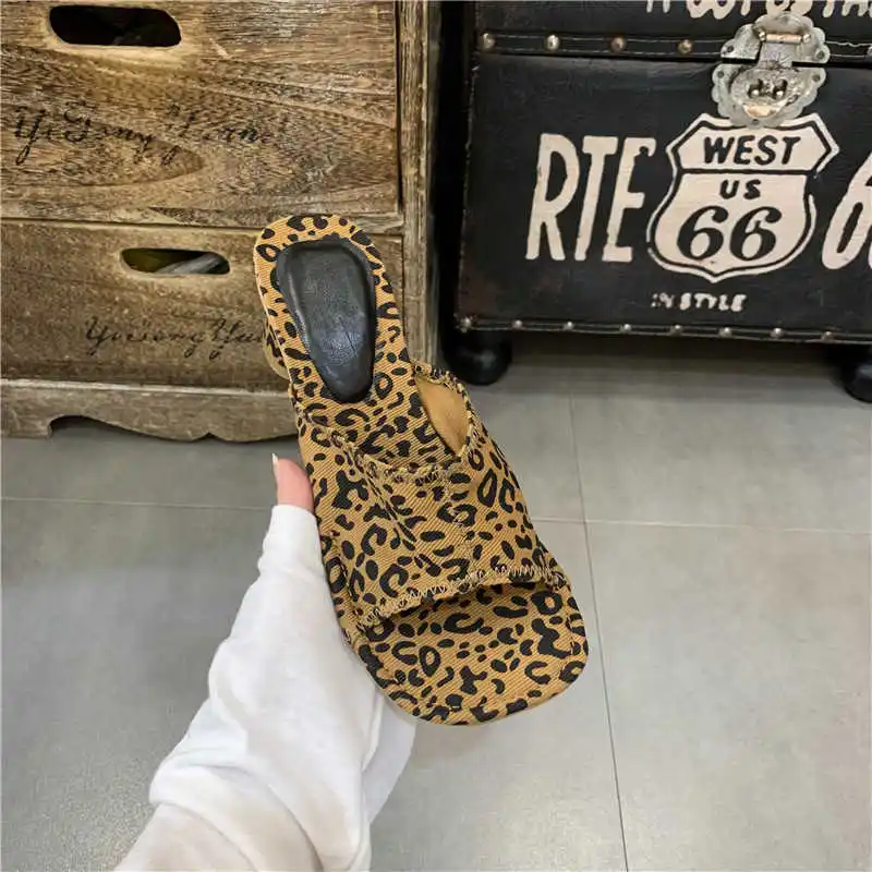 South Korea dongdamen 2021 new high-heeled sandals French style square head open toe western style half slippers fashion sandals
South Korea dongdamen 2021 new high-heeled sandals French style square head open toe western style half slippers fashion sandals