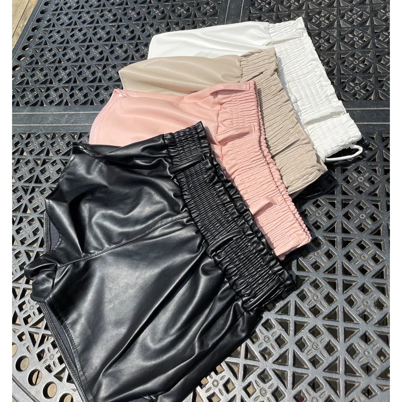Elastic High Waist White PU Shorts Women Loose Faux Leather Runner Shorts Autumn Streetwear Sexy Wide Leg Shorts For Women
Elastic High Waist White PU Shorts Women Loose Faux Leather Runner Shorts Autumn Streetwear Sexy Wide Leg Shorts For Women