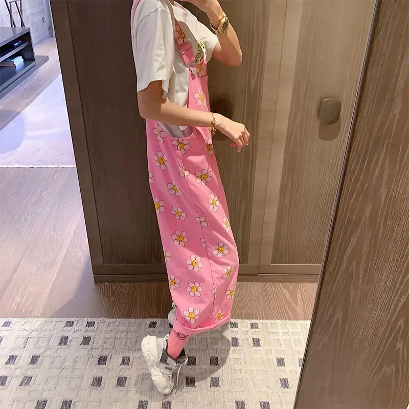 Summer Women Pink Denim Jumpsuits Ladies Cartoon Print Denim Pants Jumpsuit Loose High Street Overall Long Rompers NZ132
Summer Women Pink Denim Jumpsuits Ladies Cartoon Print Denim Pants Jumpsuit Loose High Street Overall Long Rompers NZ132