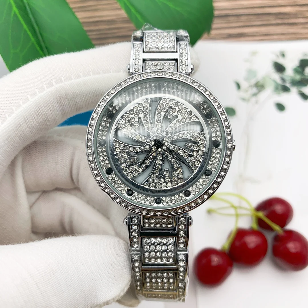 New fashion leisure versatile personality women's quartz watch high waterproof high quality 
New fashion leisure versatile personality women's quartz watch high waterproof high quality