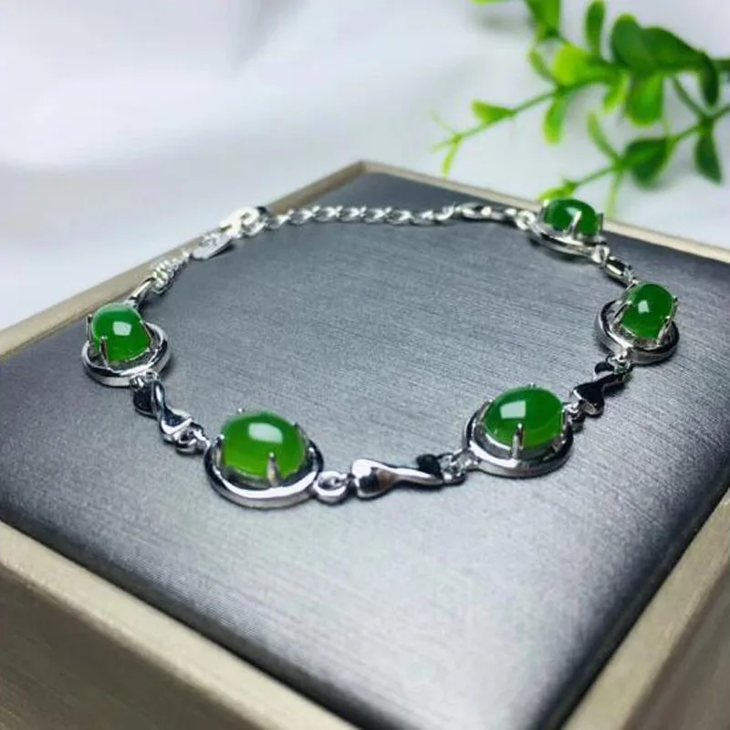 Natural Hetian Green Jade Bracelet for Mother's Day Gift Female High Taste Temperament
Natural Hetian Green Jade Bracelet for Mother's Day Gift Female High Taste Temperament
