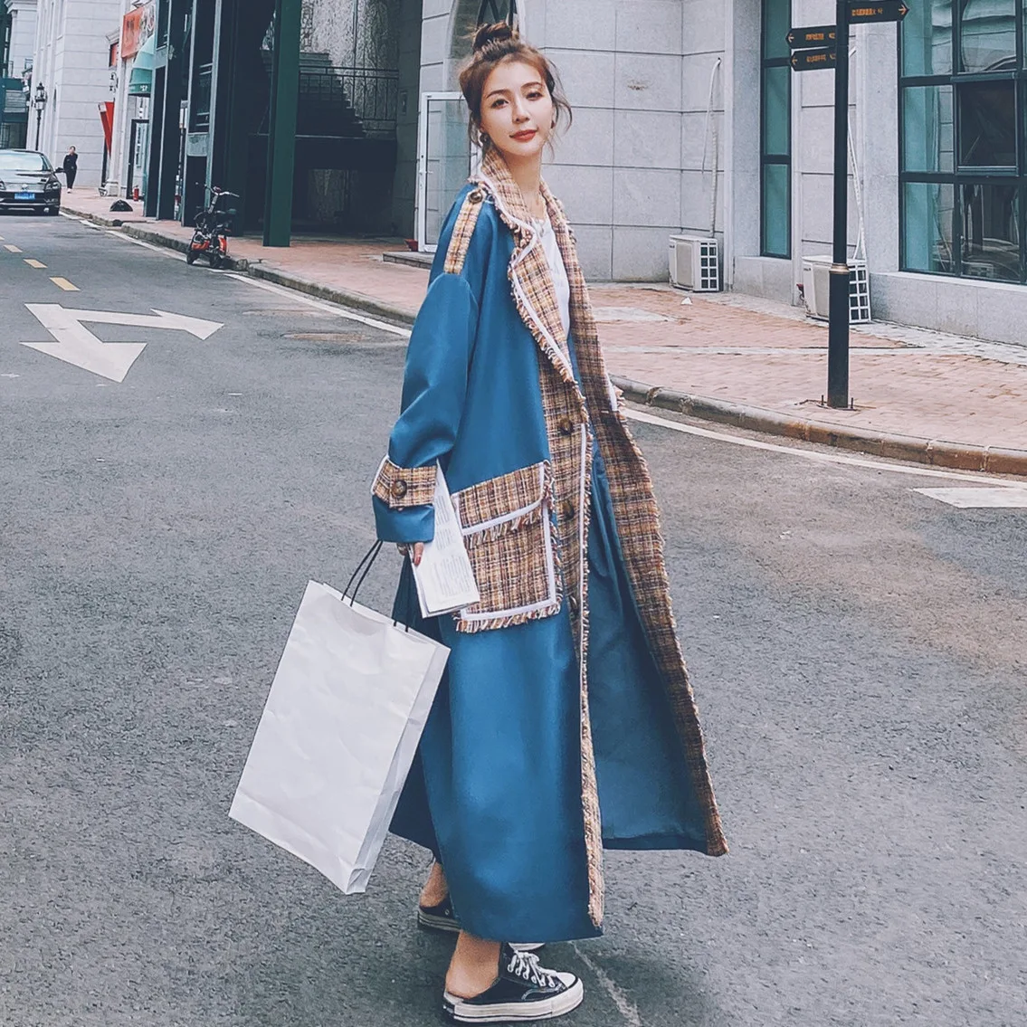 Women's Windbreaker Spring Autumn Trench Coat Long Jacket Female Big Size Tweed Stitching Grid Blue Design Lapel New Ladys Cloak
Women's Windbreaker Spring Autumn Trench Coat Long Jacket Female Big Size Tweed Stitching Grid Blue Design Lapel New Ladys Cloak