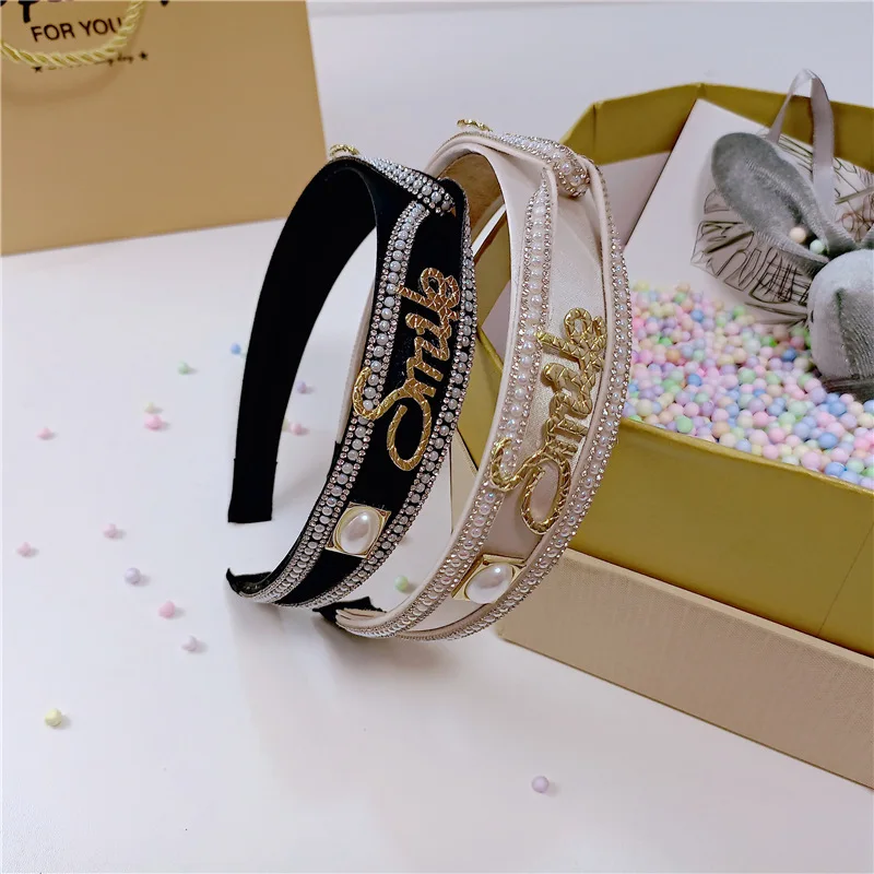 Korean High-end Small Incense Wind Wide Hair Band Leather Metal English Alphabet Pearl Headband French Retro Fashion Hairpin
Korean High-end Small Incense Wind Wide Hair Band Leather Metal English Alphabet Pearl Headband French Retro Fashion Hairpin