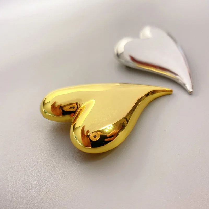 European and American new style brass heart-shaped glossy personalized brooch clothing accessories
European and American new style brass heart-shaped glossy personalized brooch clothing accessories