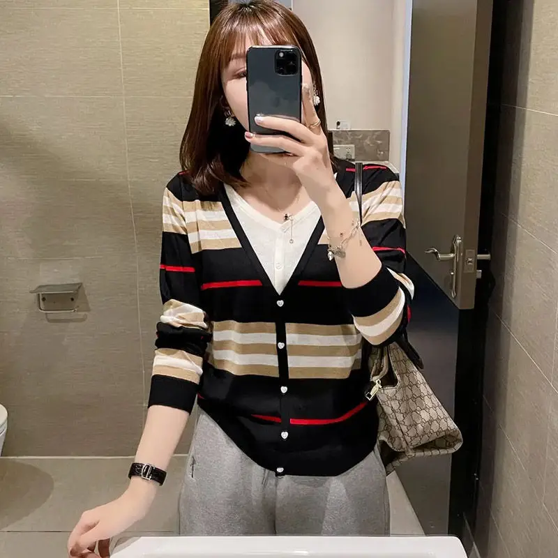 Women's V-neck stripe stitching fake two piece T-shirt 2021 spring new contrast single breasted sweater
Women's V-neck stripe stitching fake two piece T-shirt 2021 spring new contrast single breasted sweater