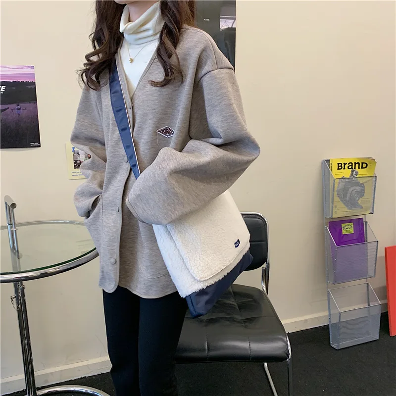Large Capacity Towel Bag Lamb Fleece Flip Over Panelled Color Plush Bag Single Shoulder New Trendy Crossbody Bag
Large Capacity Towel Bag Lamb Fleece Flip Over Panelled Color Plush Bag Single Shoulder New Trendy Crossbody Bag
