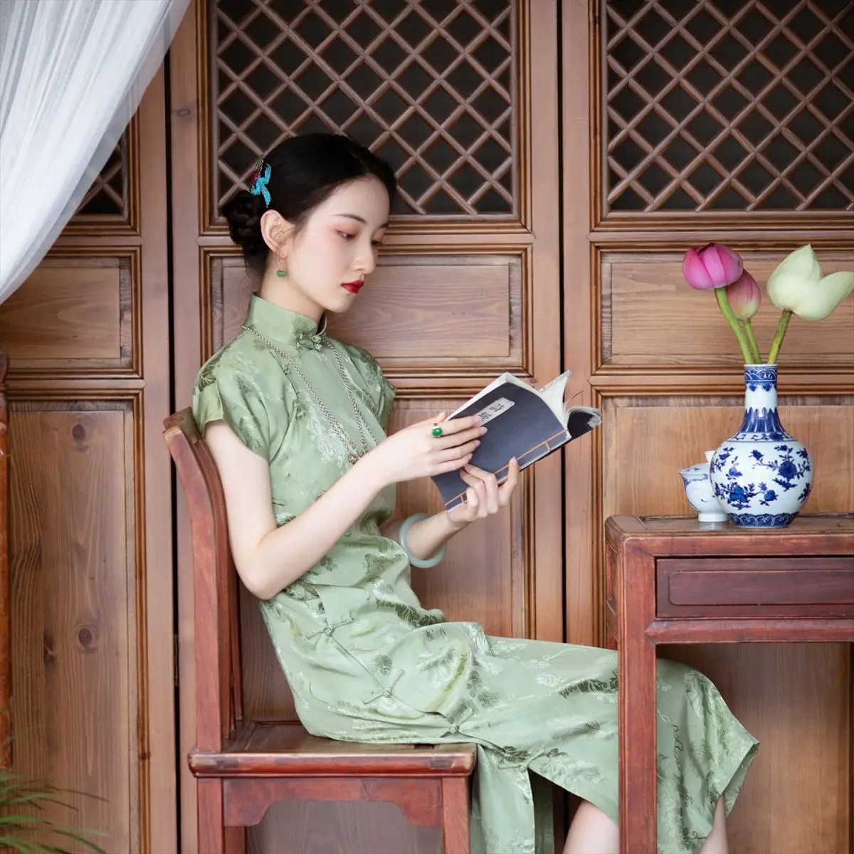 2022 Summer Satin Chinese Women Green Leaf Wedding Qipao Vintage Mandarin Collar Cheongsam Sexy Short Sleeve Evening Midi Dress 
2022 Summer Satin Chinese Women Green Leaf Wedding Qipao Vintage Mandarin Collar Cheongsam Sexy Short Sleeve Evening Midi Dress