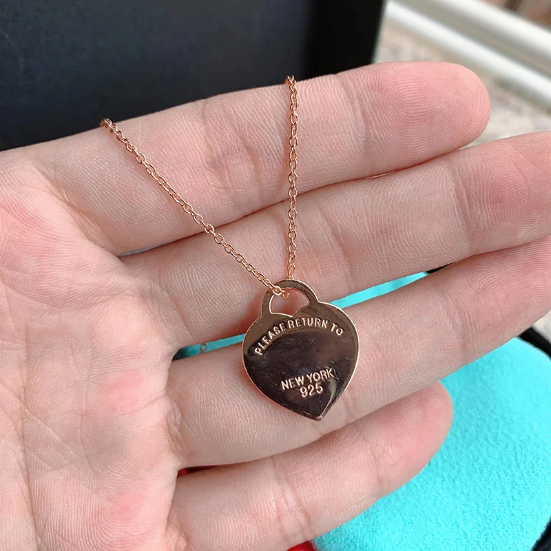 Women's Classic Fashion Heart Pendant Necklace Original Brand High Quality Jewelry Logo Holiday Gift
Women's Classic Fashion Heart Pendant Necklace Original Brand High Quality Jewelry Logo Holiday Gift