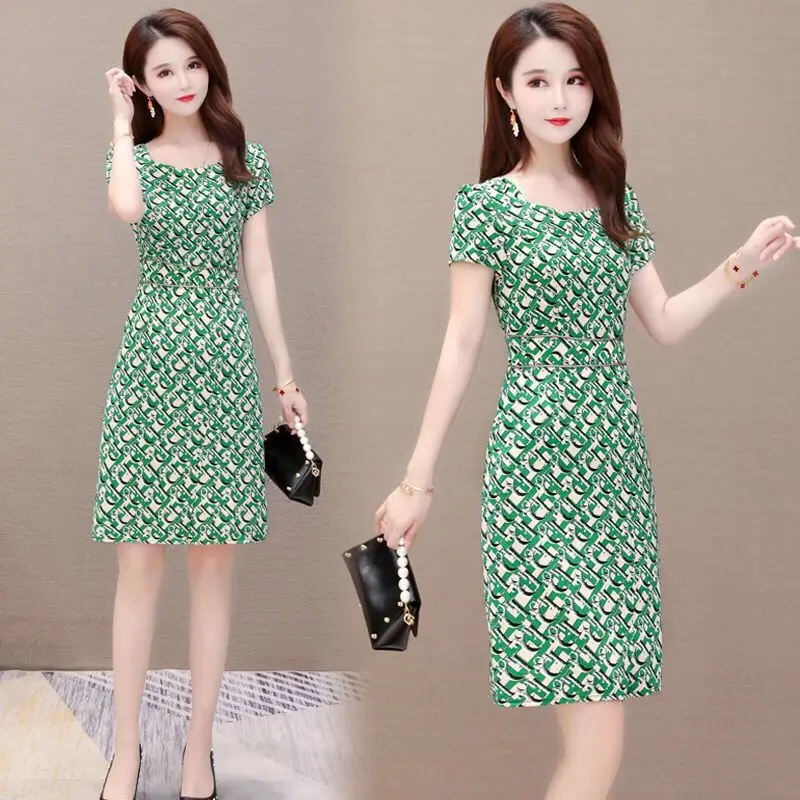 Printed women's short sleeve dress, ultra thin square skirt, vibrant, fashionable, new summer 2021
Printed women's short sleeve dress, ultra thin square skirt, vibrant, fashionable, new summer 2021