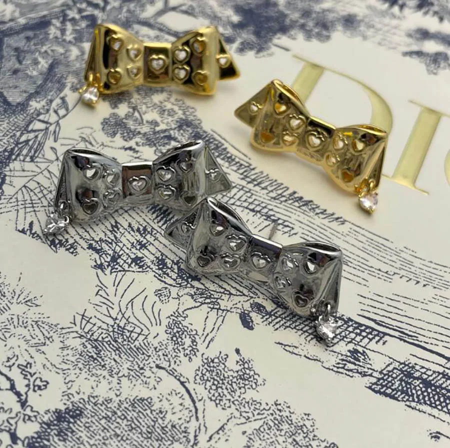 Autumn winter new sweet and spicy girl heart-shaped hollow bow stud earrings girly chic compact simple golden love piercing
Autumn winter new sweet and spicy girl heart-shaped hollow bow stud earrings girly chic compact simple golden love piercing
