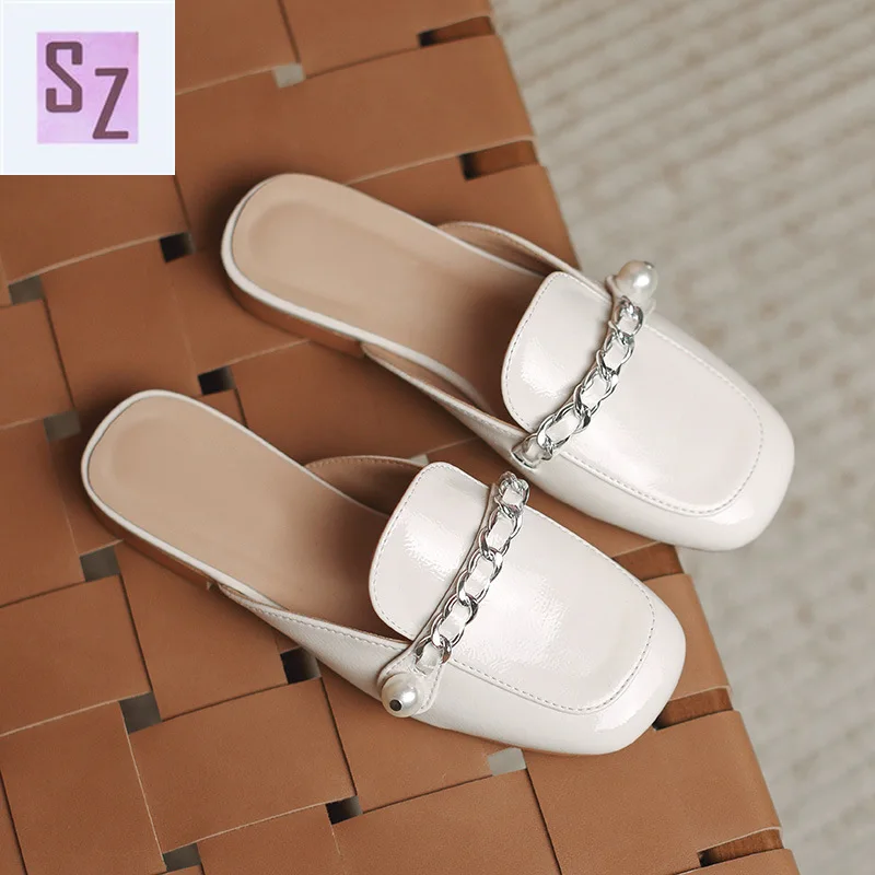 2021 Fashion Simple Spring and Autumn Lazy One Pedal Baotou Pearl Chain Muller Half Slippers Female Designer Shoes 
2021 Fashion Simple Spring and Autumn Lazy One Pedal Baotou Pearl Chain Muller Half Slippers Female Designer Shoes