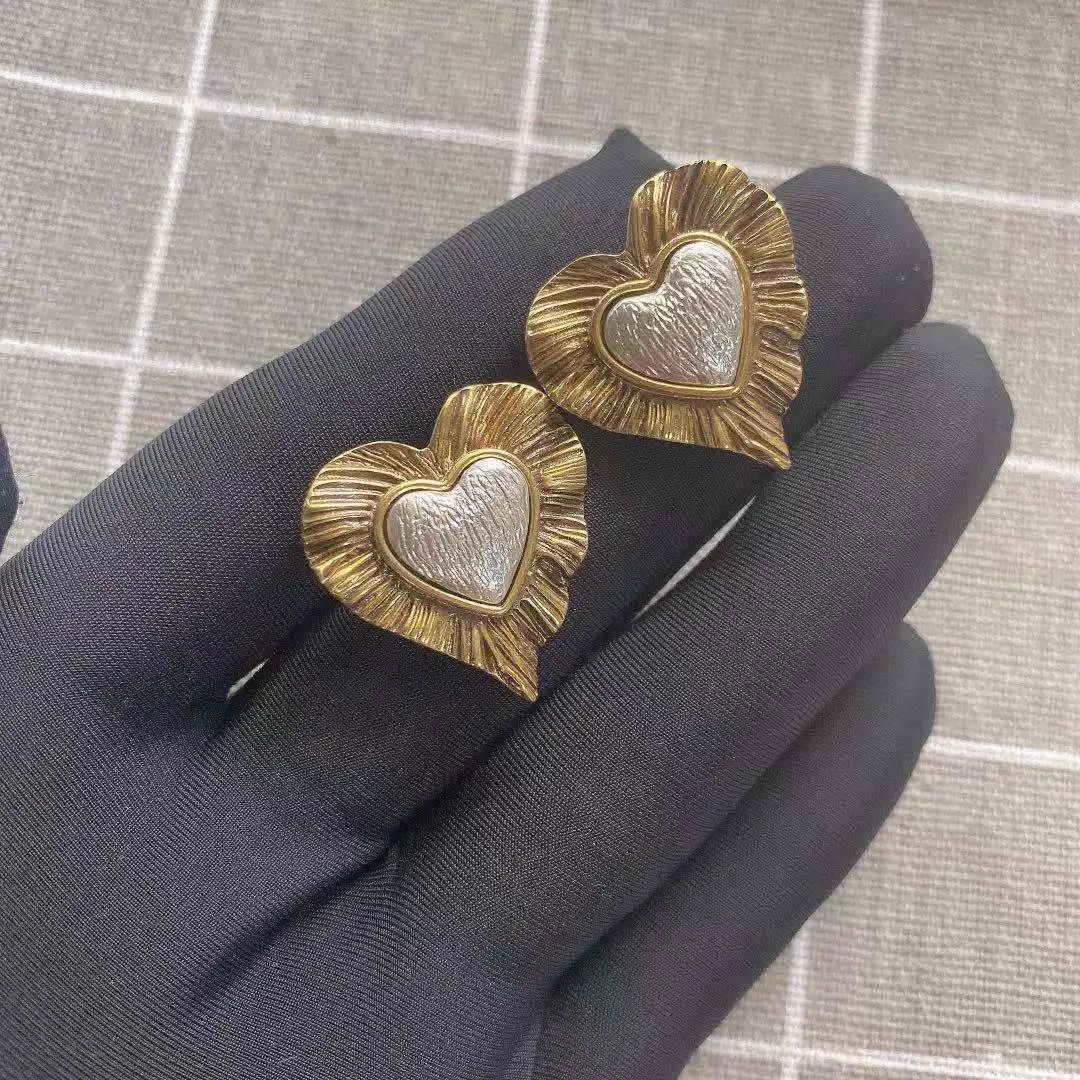 Old brass heart-shaped retro French pearl niche fashion woman's earrings 
Old brass heart-shaped retro French pearl niche fashion woman's earrings