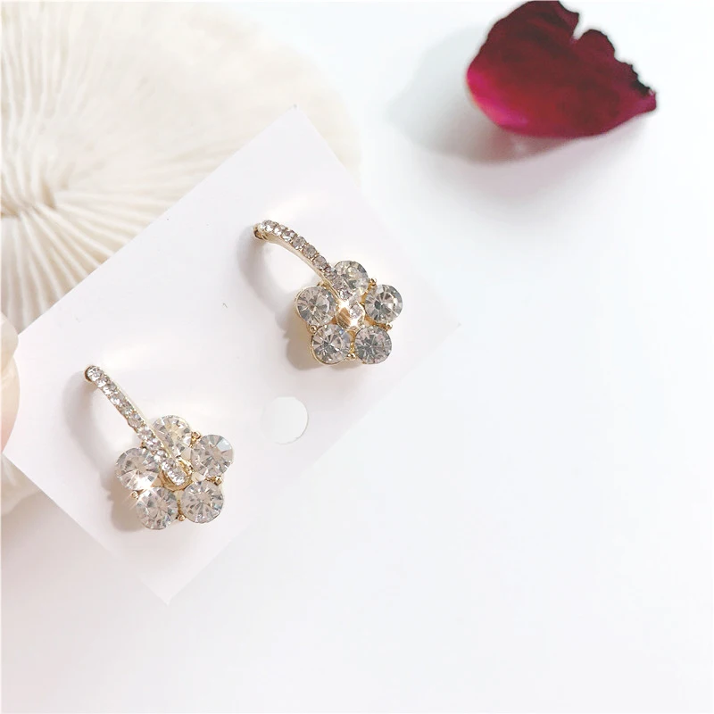 Simple Flower CZ Zircon Earrings For Women Fashion Silver Color Bridal Wedding Earrings OL Crystal Jewelry Gifts
Simple Flower CZ Zircon Earrings For Women Fashion Silver Color Bridal Wedding Earrings OL Crystal Jewelry Gifts
