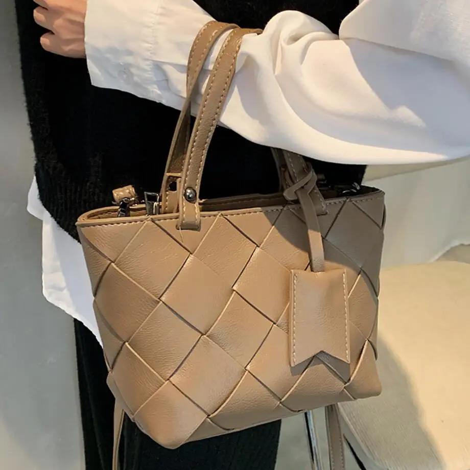 Woven Square Tote bag Winter New High-quality PU Leather Women's Designer Handbag Luxury brand Shoulder Messenger bag
Woven Square Tote bag Winter New High-quality PU Leather Women's Designer Handbag Luxury brand Shoulder Messenger bag