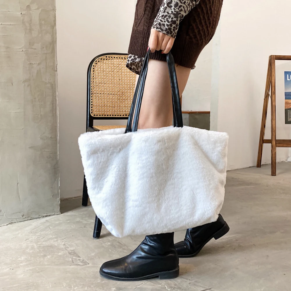 Casual Fluffy Women Shoulder Bag Winter Large Plush Tote Designer Faux Fur Bags for Women 2021 Warm Handbag Big Shopper Purse
Casual Fluffy Women Shoulder Bag Winter Large Plush Tote Designer Faux Fur Bags for Women 2021 Warm Handbag Big Shopper Purse