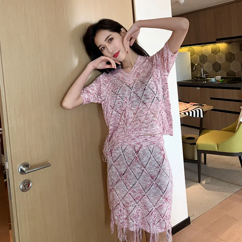 2021 summer new style V-neck diamond lattice hollow tassel heavy knit top slim skirt suit women
2021 summer new style V-neck diamond lattice hollow tassel heavy knit top slim skirt suit women