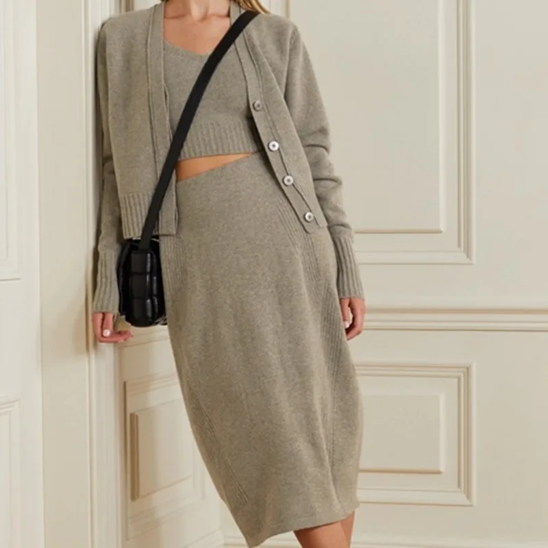 Women Covered Buttons Knit Cardigan Three Colors Long Sleeve Casual 2021 Early Autumn Female V-Neck Knitted Sweaters
Women Covered Buttons Knit Cardigan Three Colors Long Sleeve Casual 2021 Early Autumn Female V-Neck Knitted Sweaters